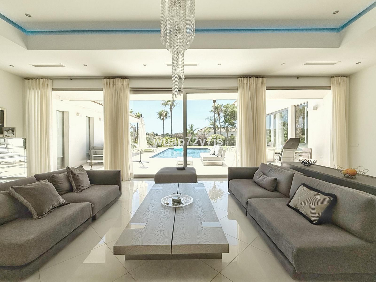 Se vende Villa - Chalet de 5 dormitorios en Costa Del Sol, Cadiz, España