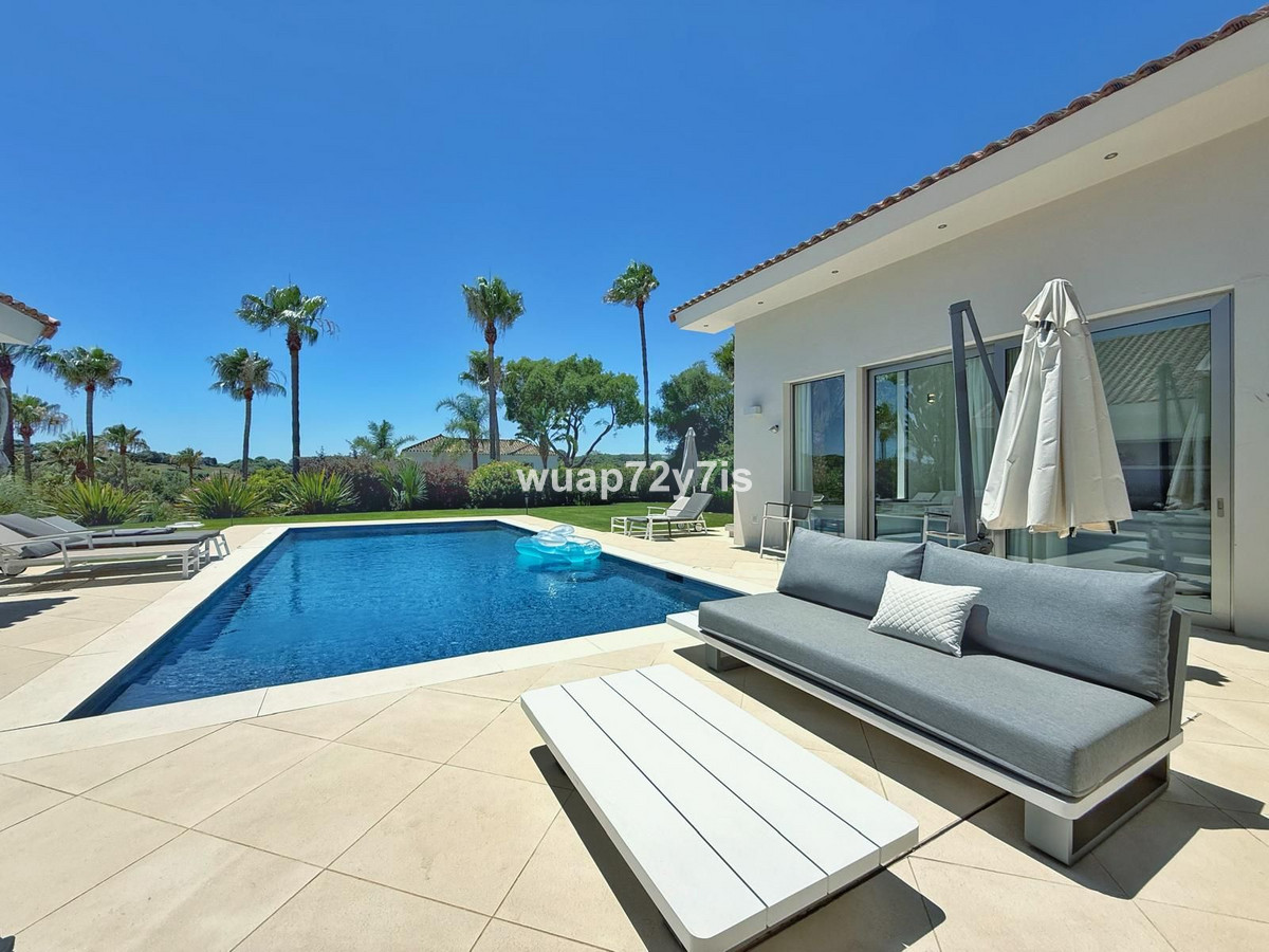 Se vende Villa - Chalet de 5 dormitorios en Costa Del Sol, Cadiz, España