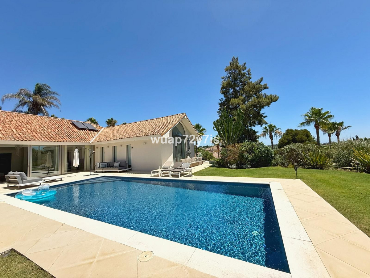 Se vende Villa - Chalet de 5 dormitorios en Costa Del Sol, Cadiz, España