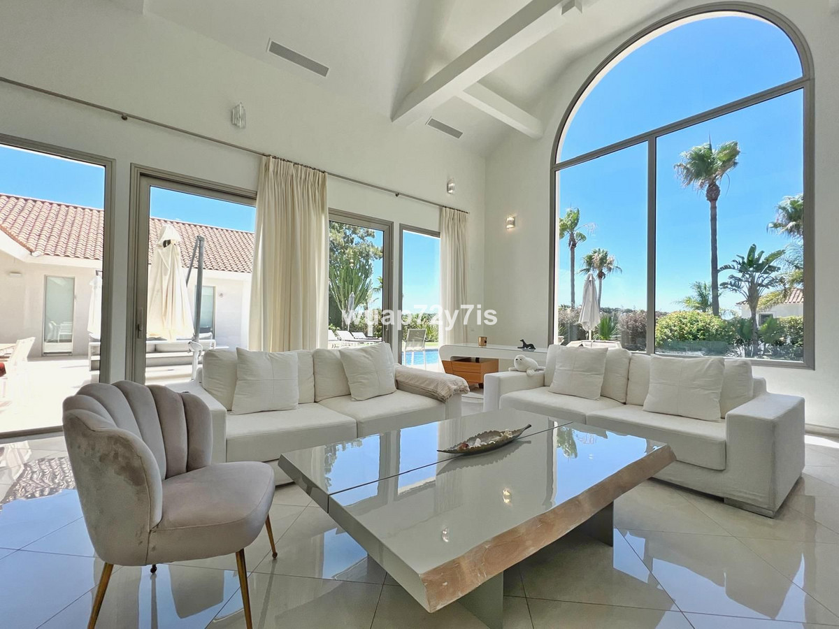 Se vende Villa - Chalet de 5 dormitorios en Costa Del Sol, Cadiz, España