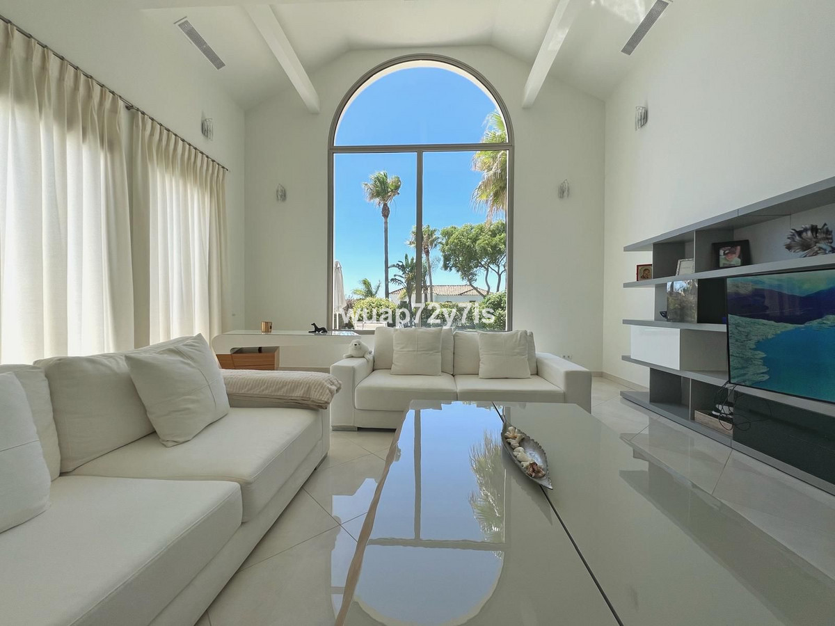 Se vende Villa - Chalet de 5 dormitorios en Costa Del Sol, Cadiz, España