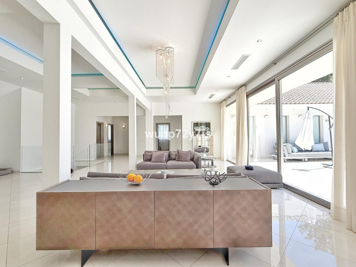 Se vende Villa - Chalet de 5 dormitorios en Costa Del Sol, Cadiz, España