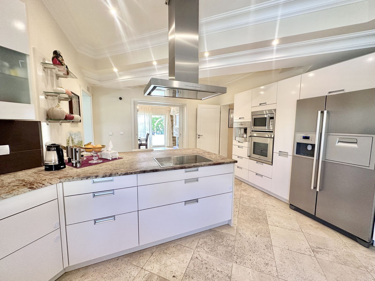 6 Bed Townhouse for sale in El Rosario Costa Del Sol, Málaga, Spain