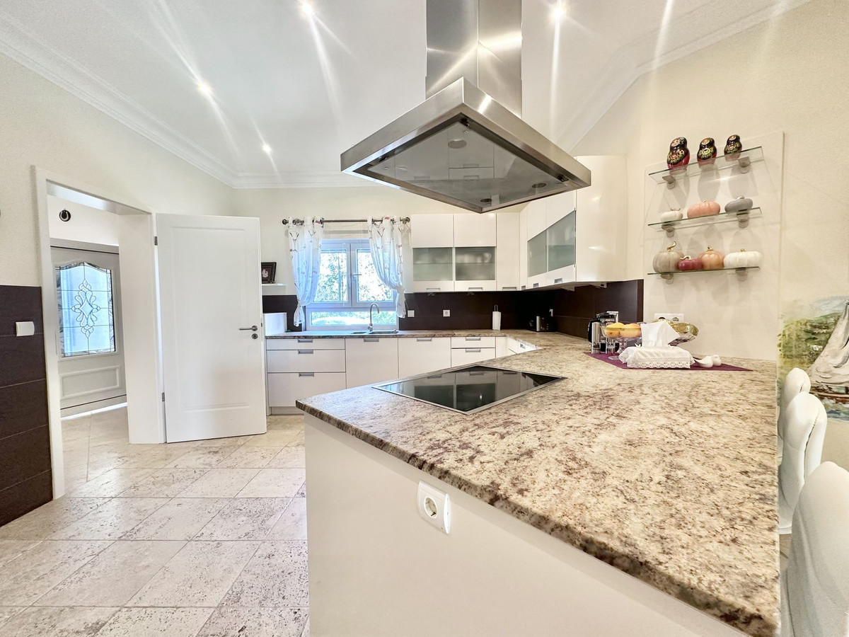 6 Bed Townhouse for sale in El Rosario Costa Del Sol, Málaga, Spain