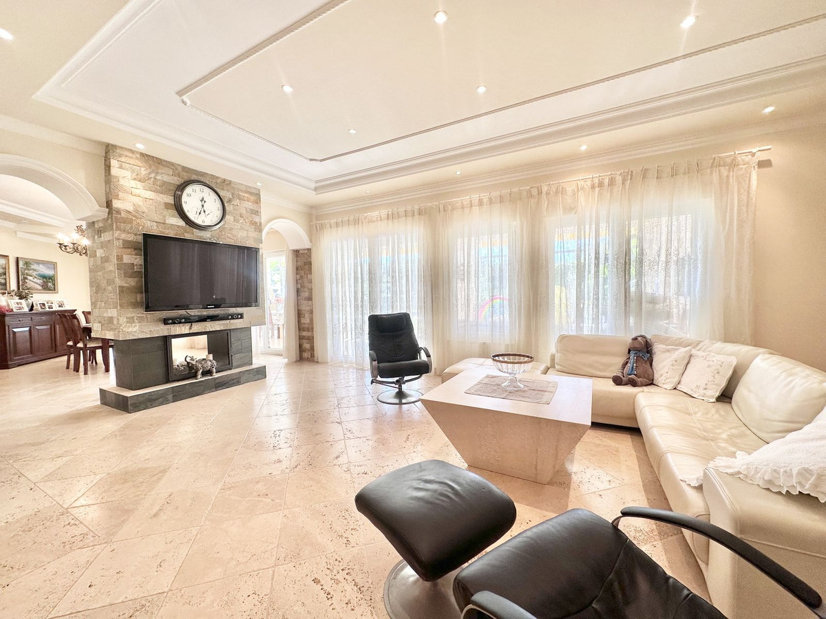 6 Bed Townhouse for sale in El Rosario Costa Del Sol, Málaga, Spain