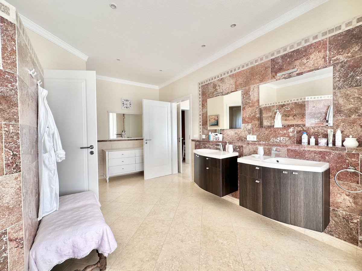 6 Bed Townhouse for sale in El Rosario Costa Del Sol, Málaga, Spain