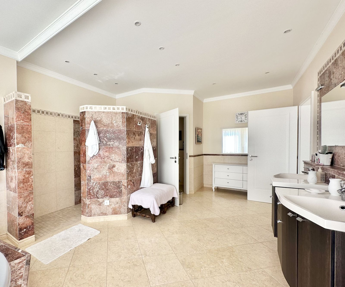 6 Bed Townhouse for sale in El Rosario Costa Del Sol, Málaga, Spain