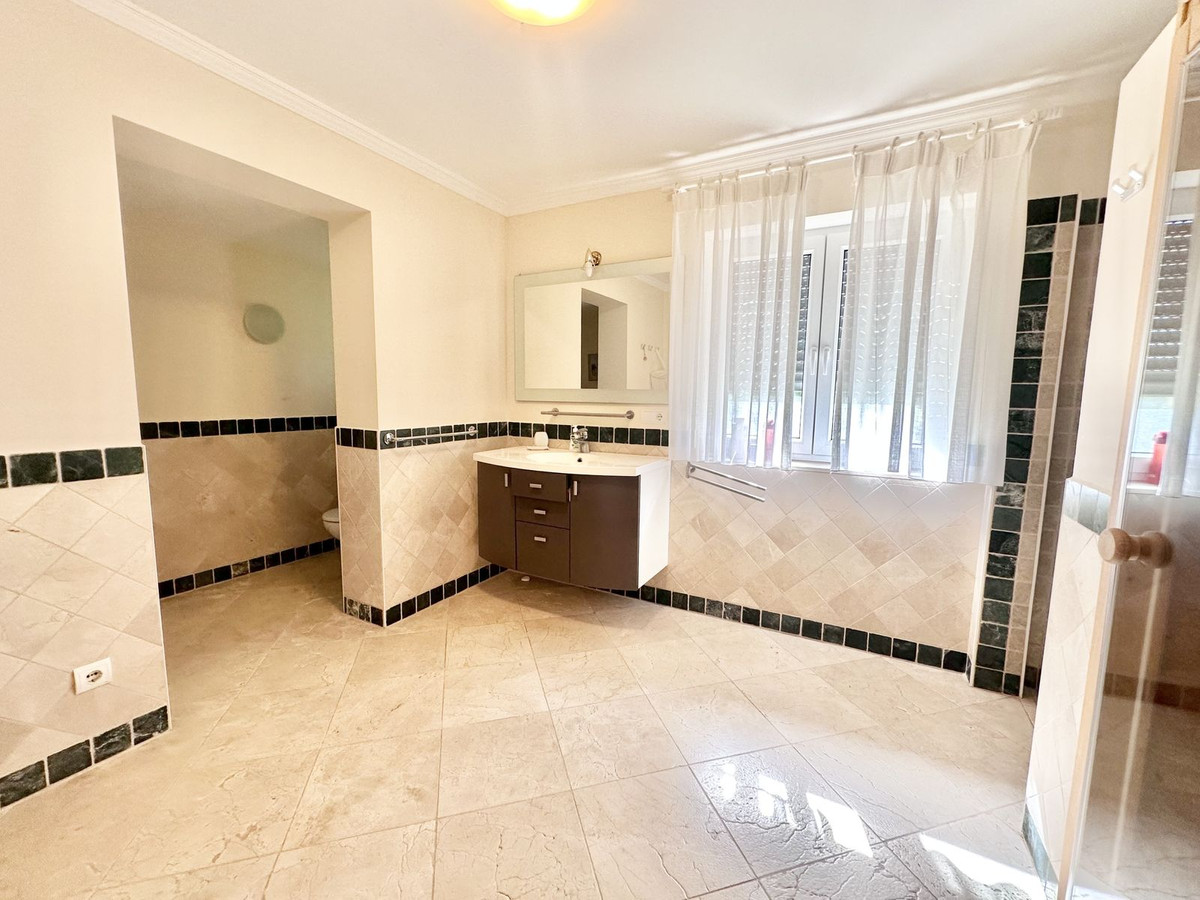 6 Bed Townhouse for sale in El Rosario Costa Del Sol, Málaga, Spain