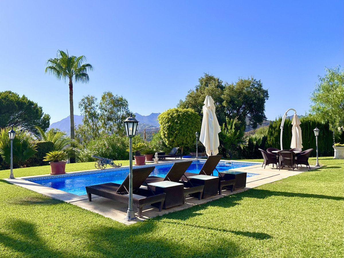 6 Bed Townhouse for sale in El Rosario Costa Del Sol, Málaga, Spain