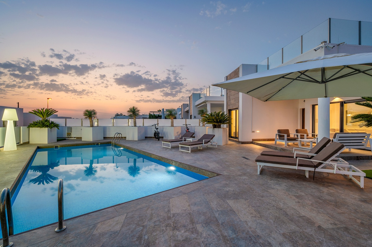 Se vende Villa - Chalet de 3 dormitorios en Costa Blanca, Alicante, España