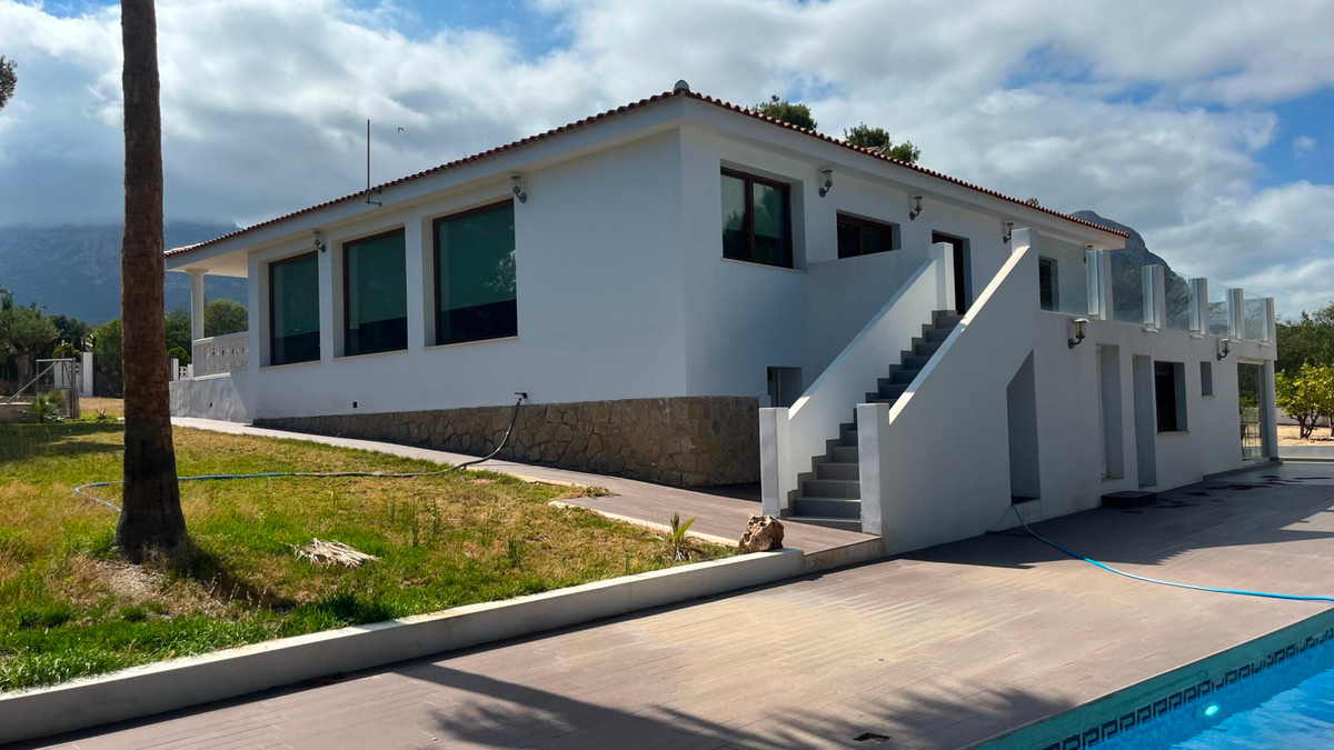 4 Bed Townhouse for sale in La Nucia Costa Blanca, Alicante, Spain