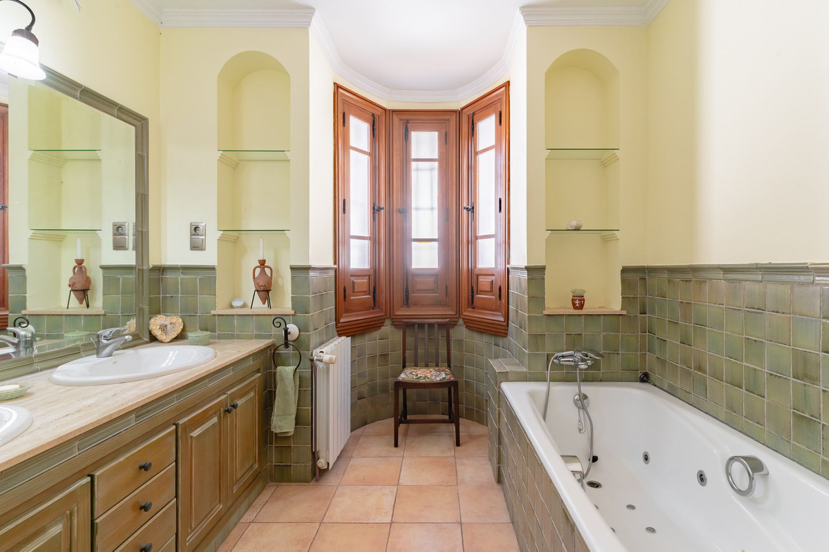 9 Bed Townhouse for sale in Torre Del Mar Costa Del Sol East, Málaga, Spain