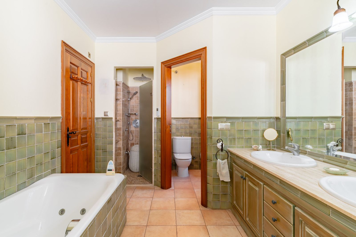 9 Bed Townhouse for sale in Torre Del Mar Costa Del Sol East, Málaga, Spain