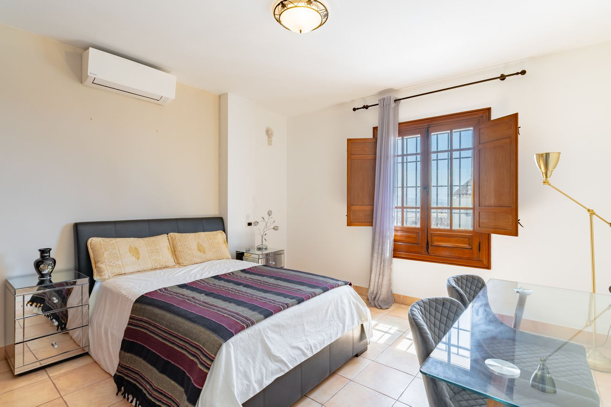 9 Bed Townhouse for sale in Torre Del Mar Costa Del Sol East, Málaga, Spain