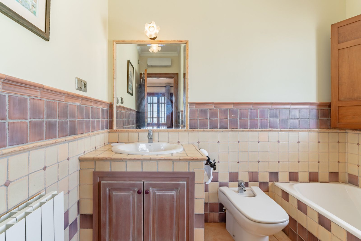 9 Bed Townhouse for sale in Torre Del Mar Costa Del Sol East, Málaga, Spain