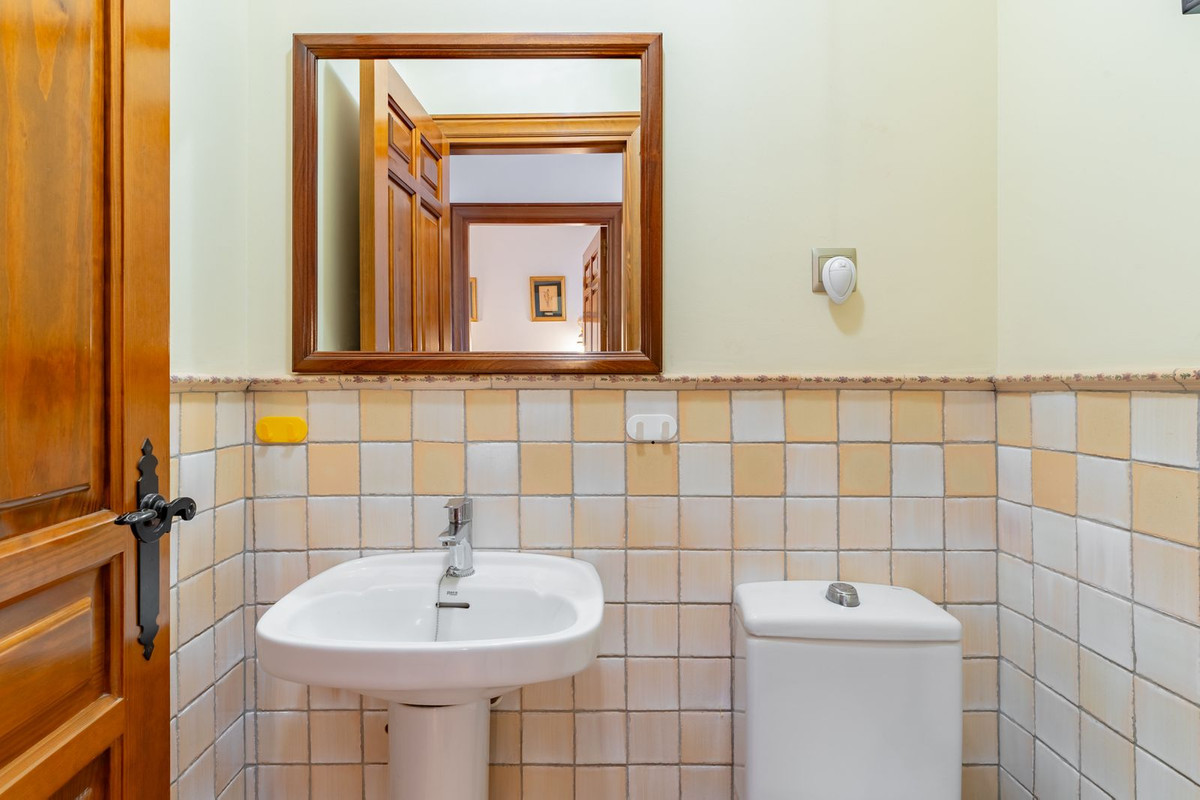 9 Bed Townhouse for sale in Torre Del Mar Costa Del Sol East, Málaga, Spain