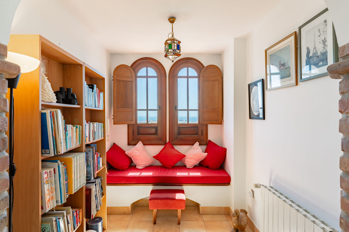 9 Bed Townhouse for sale in Torre Del Mar Costa Del Sol East, Málaga, Spain