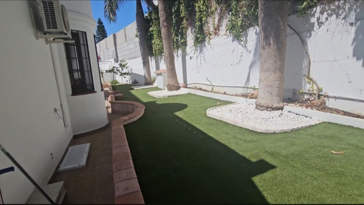 9 Bed Townhouse for sale in Torre Del Mar Costa Del Sol East, Málaga, Spain