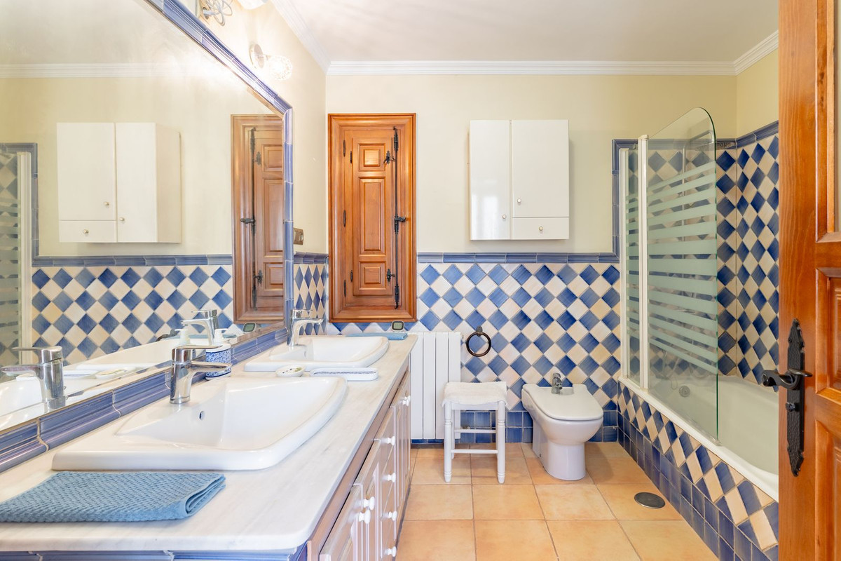 9 Bed Townhouse for sale in Torre Del Mar Costa Del Sol East, Málaga, Spain