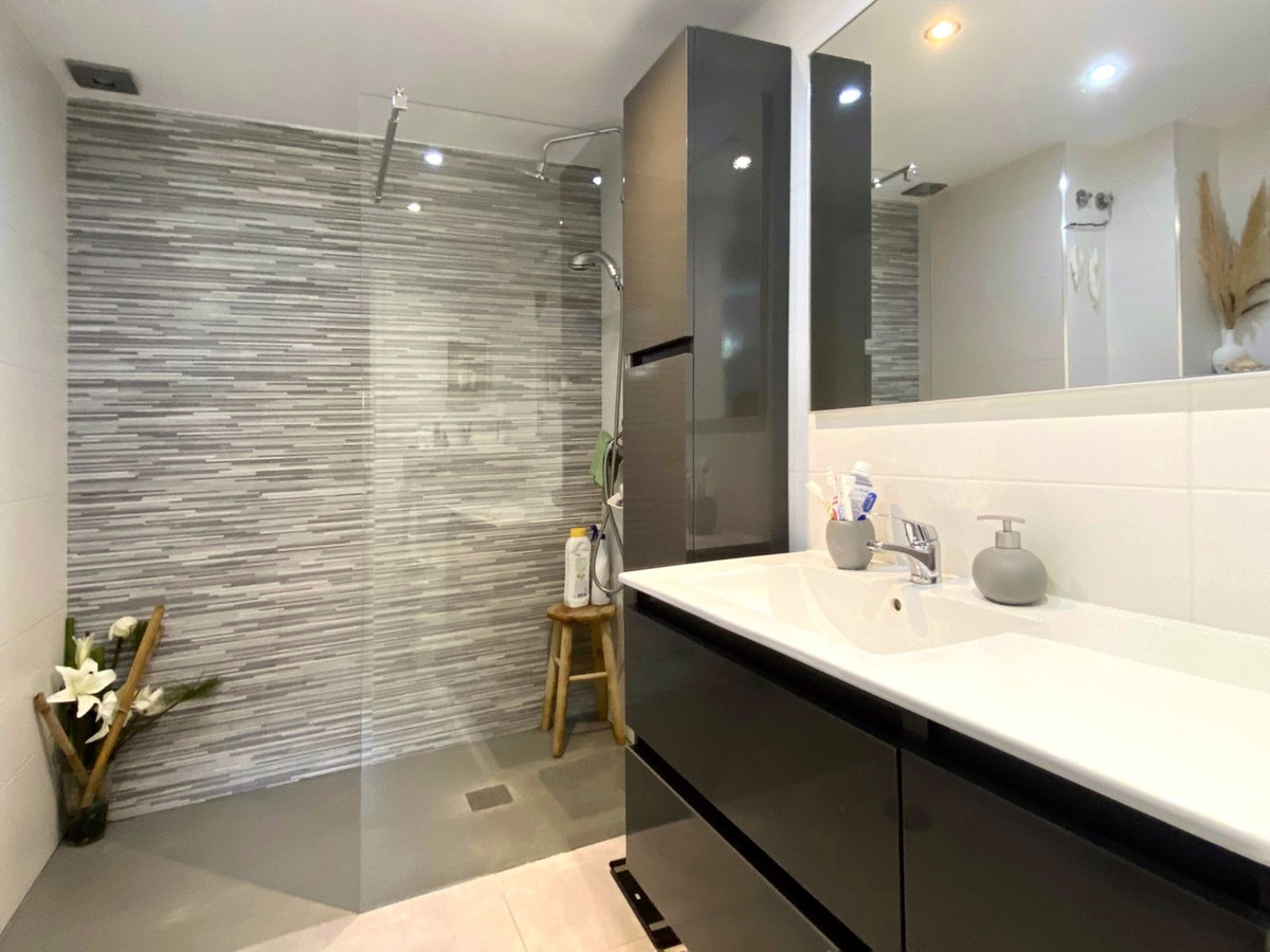 Se vende Apartamento Planta Media de 2 dormitorios en Costa Del Sol, Málaga, España