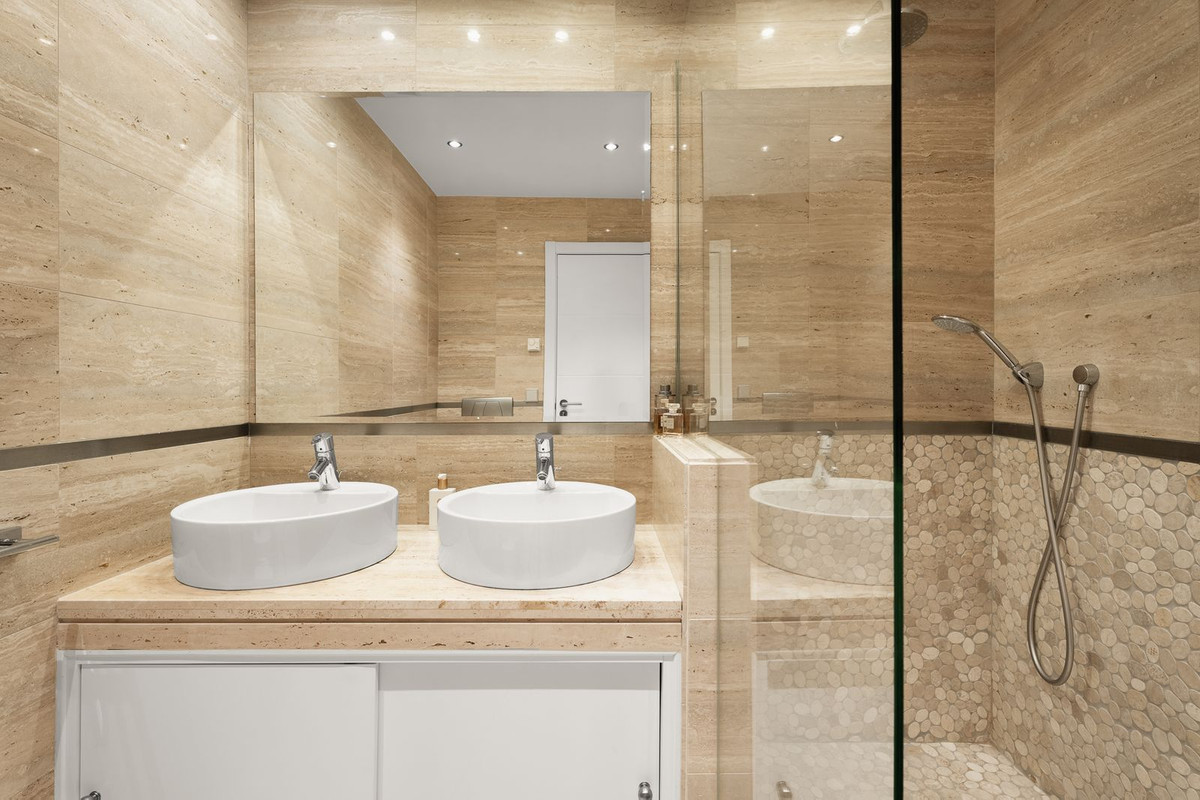 Se vende Apartamento Planta Media de 2 dormitorios en Costa Del Sol, Málaga, España