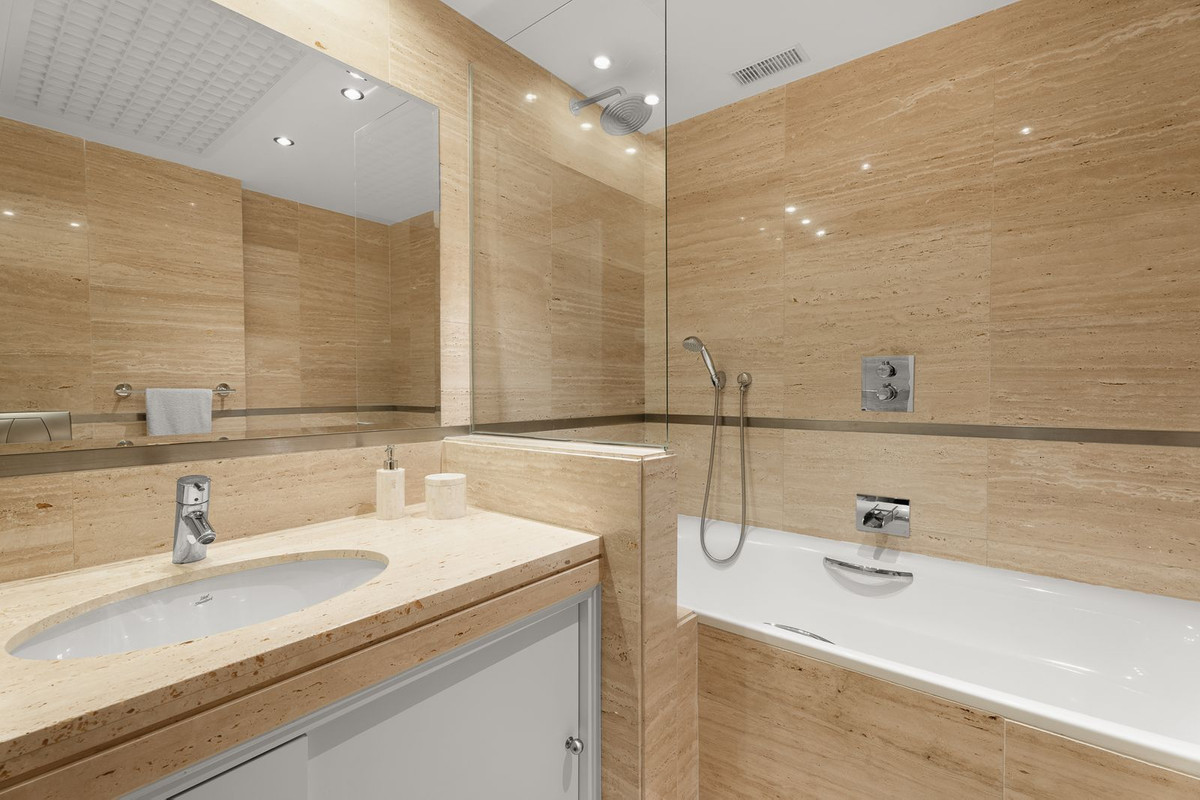 Se vende Apartamento Planta Media de 2 dormitorios en Costa Del Sol, Málaga, España