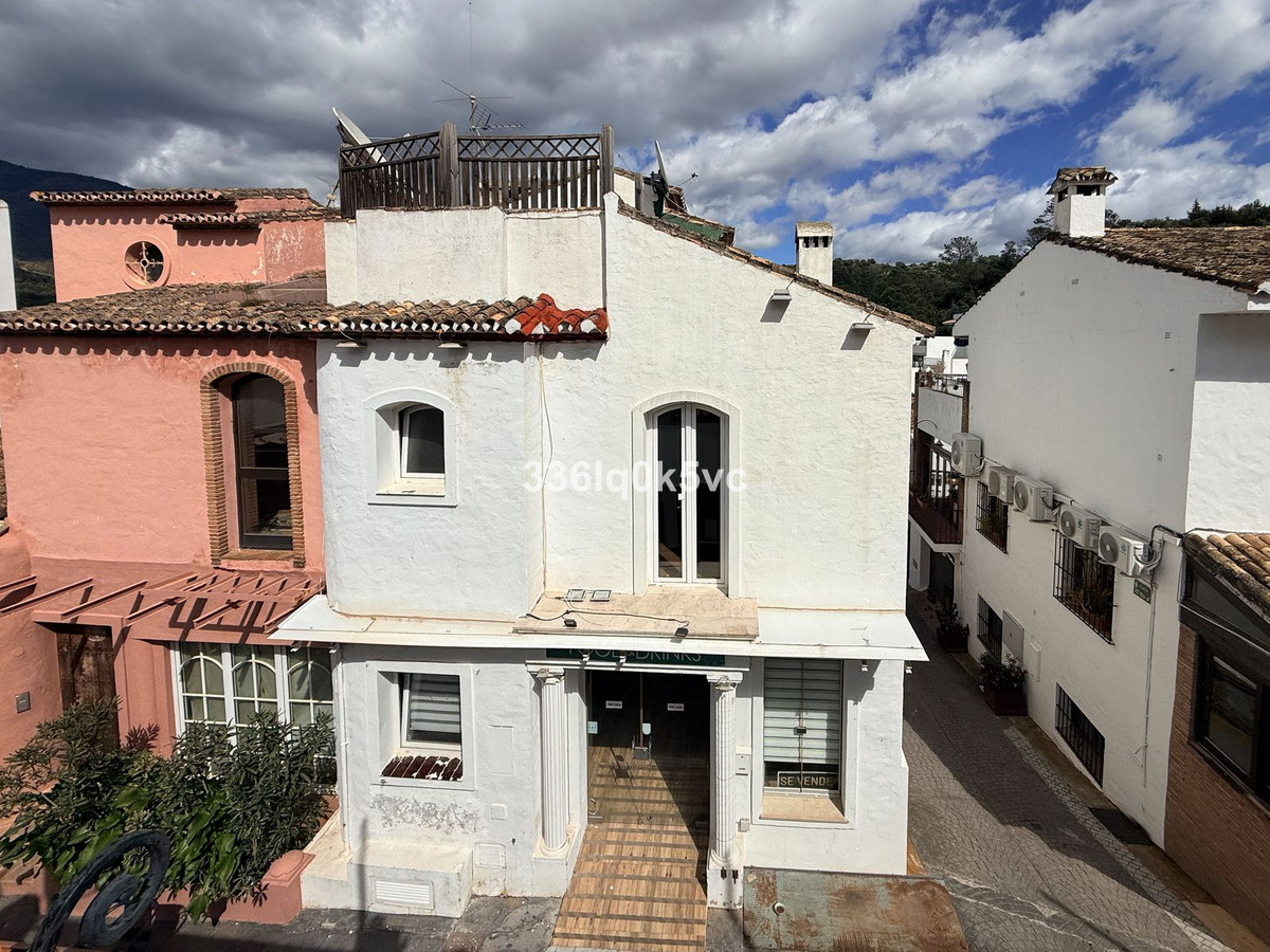 5 Bed Townhouse for sale in Benahavís Costa Del Sol, Málaga, Spain