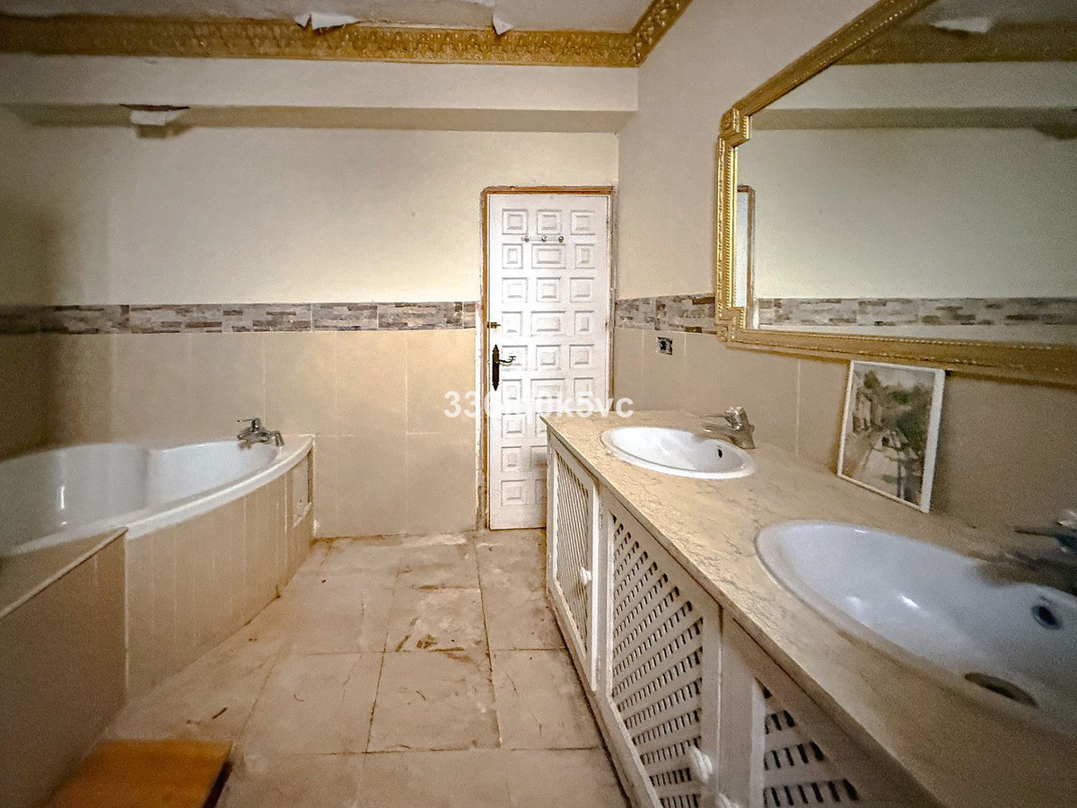 5 Bed Townhouse for sale in Benahavís Costa Del Sol, Málaga, Spain