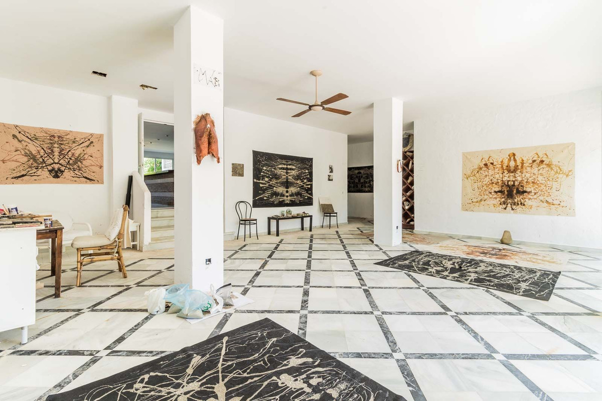 4 Bed Commercial unit for sale in Estepona Costa Del Sol, Málaga, Spain