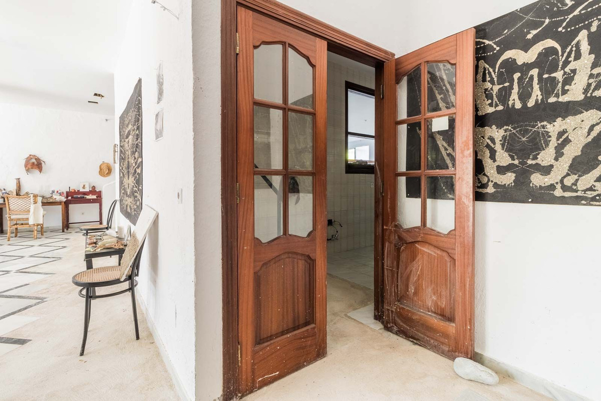 4 Bed Commercial unit for sale in Estepona Costa Del Sol, Málaga, Spain