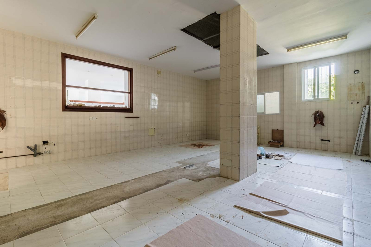 4 Bed Commercial unit for sale in Estepona Costa Del Sol, Málaga, Spain
