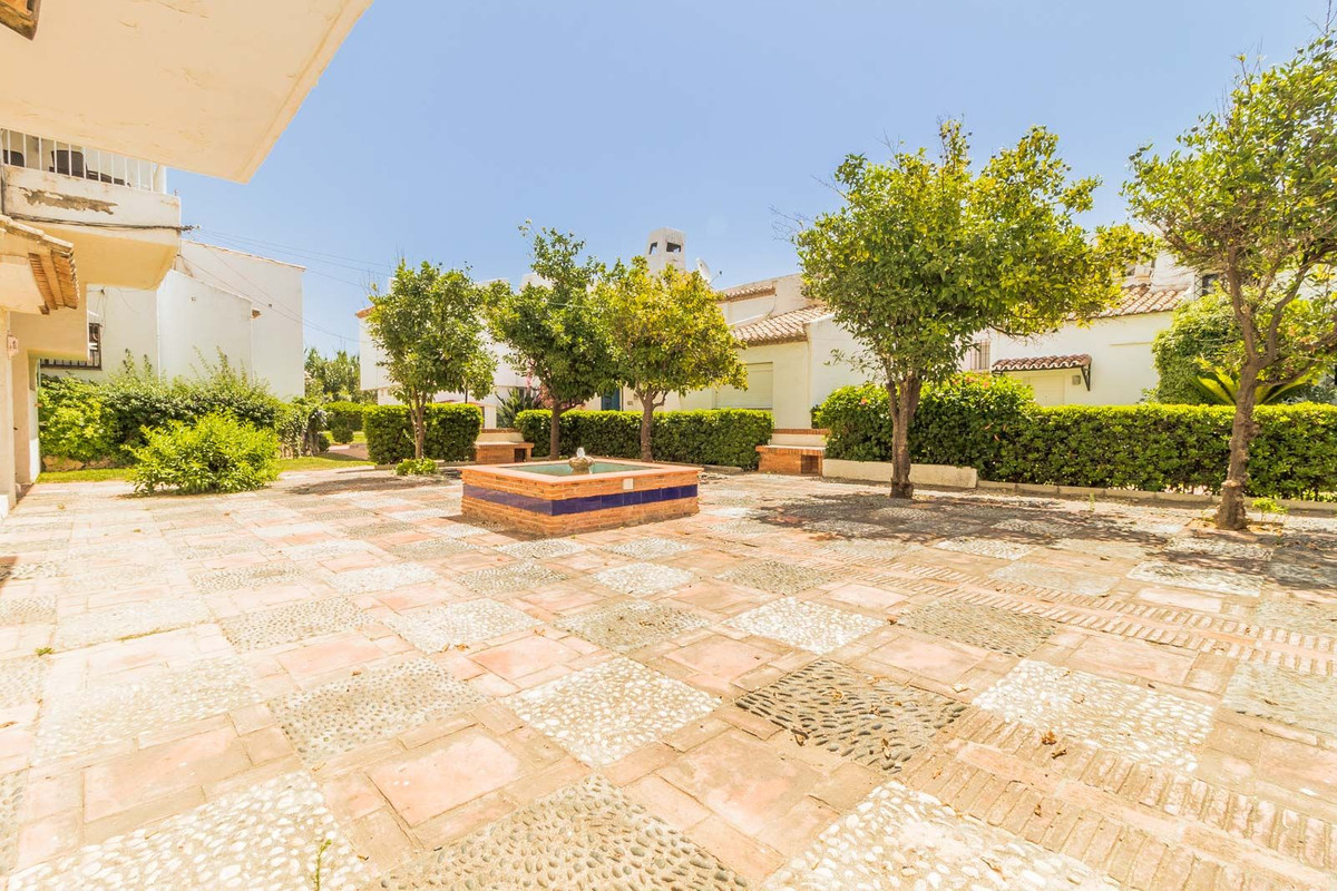 4 Bed Commercial unit for sale in Estepona Costa Del Sol, Málaga, Spain
