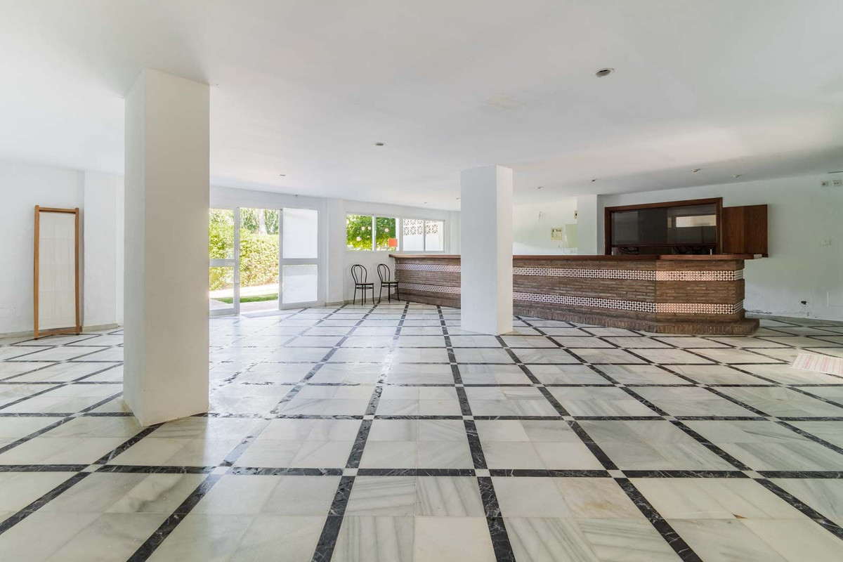 4 Bed Commercial unit for sale in Estepona Costa Del Sol, Málaga, Spain