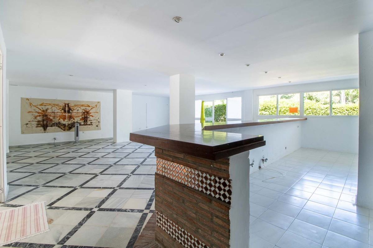 4 Bed Commercial unit for sale in Estepona Costa Del Sol, Málaga, Spain
