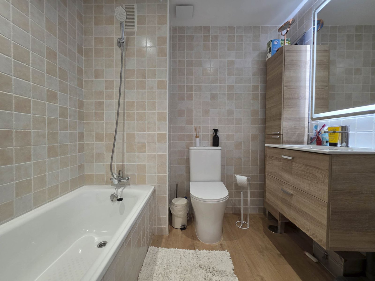 Se vende Apartamento Planta Media de 2 dormitorios en Costa Del Sol, Málaga, España