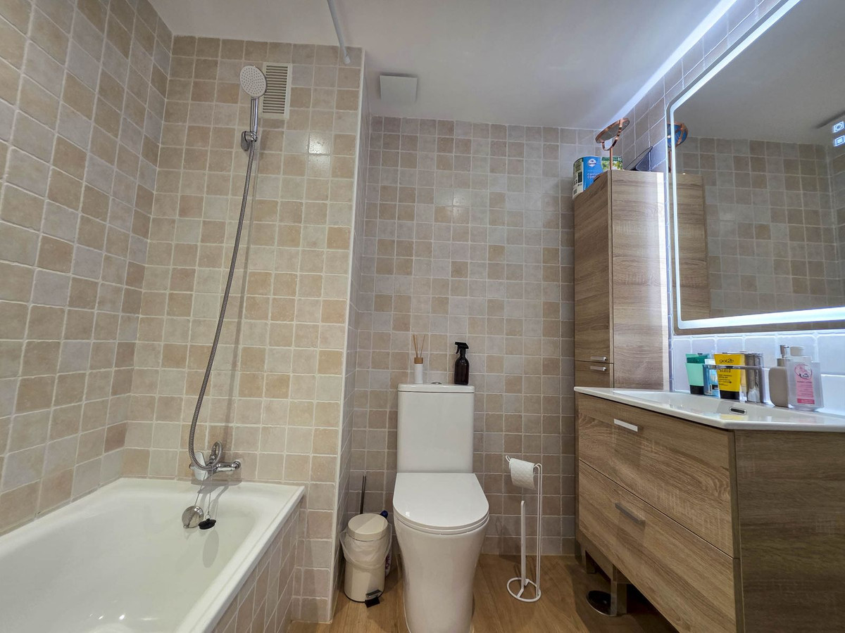 Se vende Apartamento Planta Media de 2 dormitorios en Costa Del Sol, Málaga, España