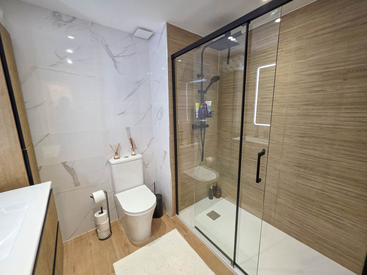 Se vende Apartamento Planta Media de 2 dormitorios en Costa Del Sol, Málaga, España