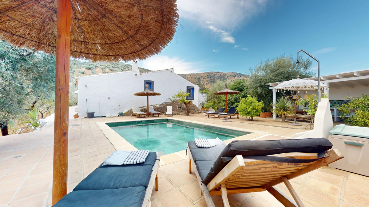 5 Bed Townhouse for sale in Arenas Costa Del Sol East, Málaga, Spain