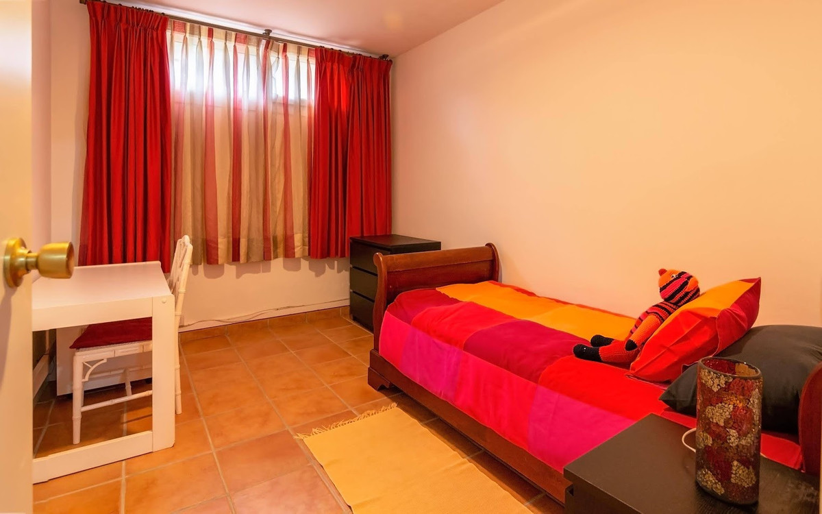Se vende Villa - Chalet de 6 dormitorios en Costa Del Sol, Cadiz, España