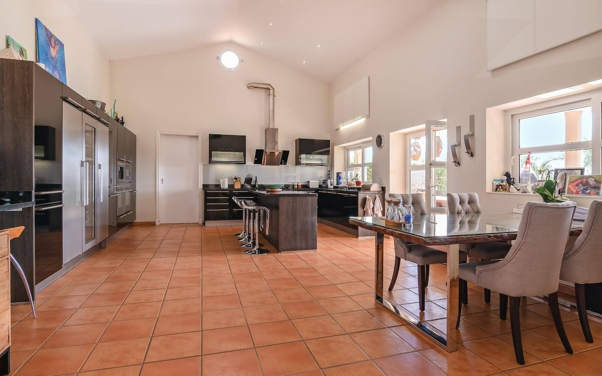 Se vende Villa - Chalet de 6 dormitorios en Costa Del Sol, Cadiz, España