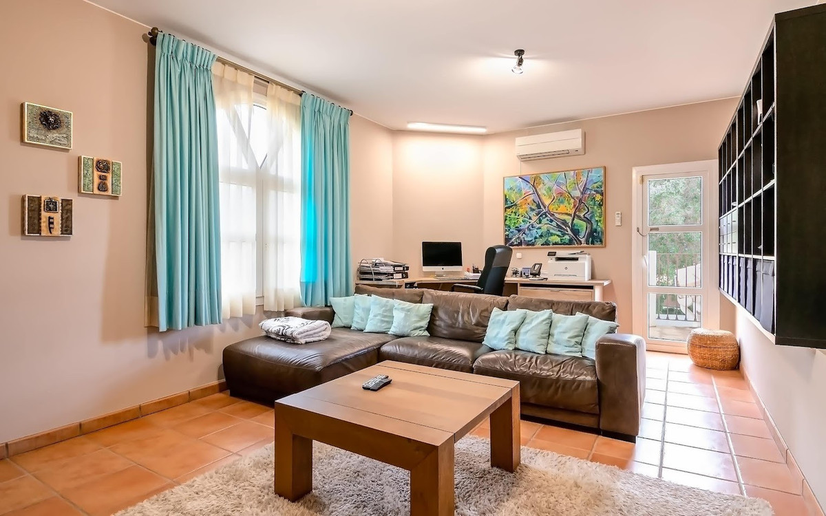 Se vende Villa - Chalet de 6 dormitorios en Costa Del Sol, Cadiz, España
