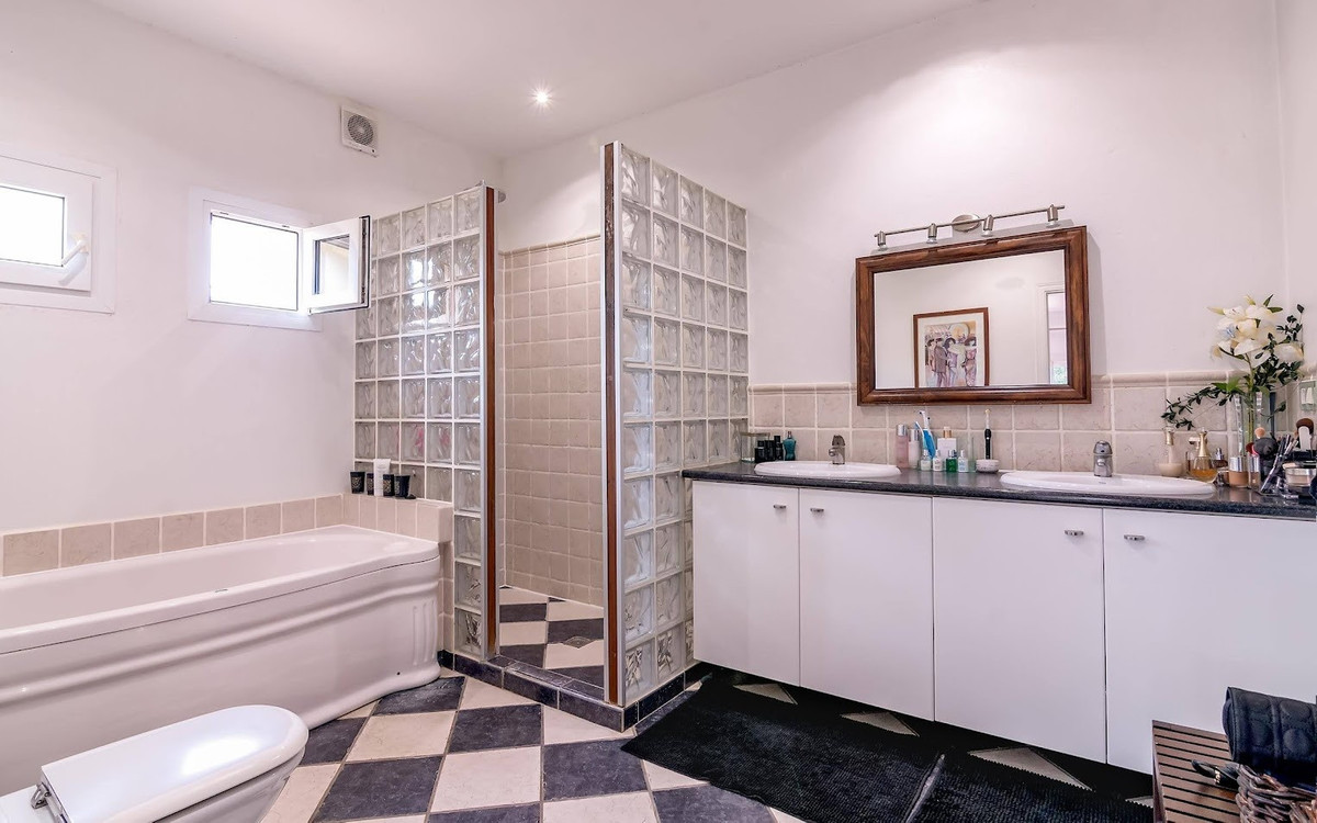 Se vende Villa - Chalet de 6 dormitorios en Costa Del Sol, Cadiz, España