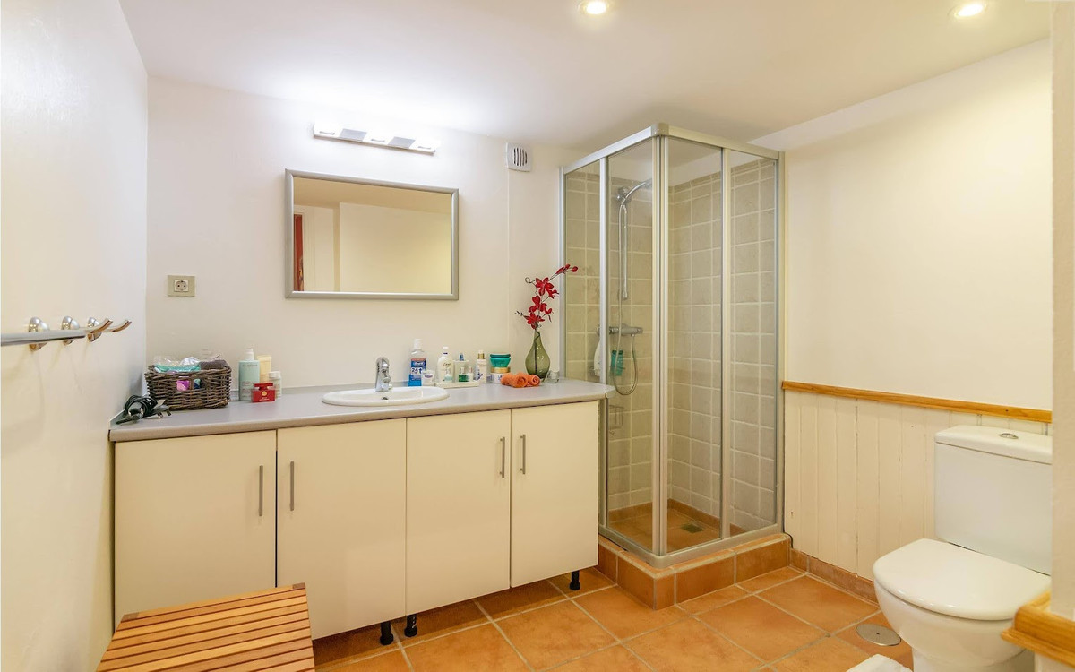 Se vende Villa - Chalet de 6 dormitorios en Costa Del Sol, Cadiz, España