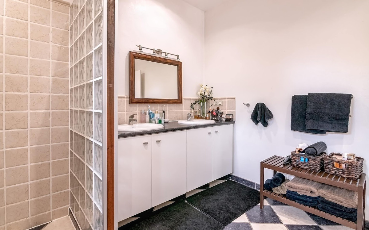 Se vende Villa - Chalet de 6 dormitorios en Costa Del Sol, Cadiz, España