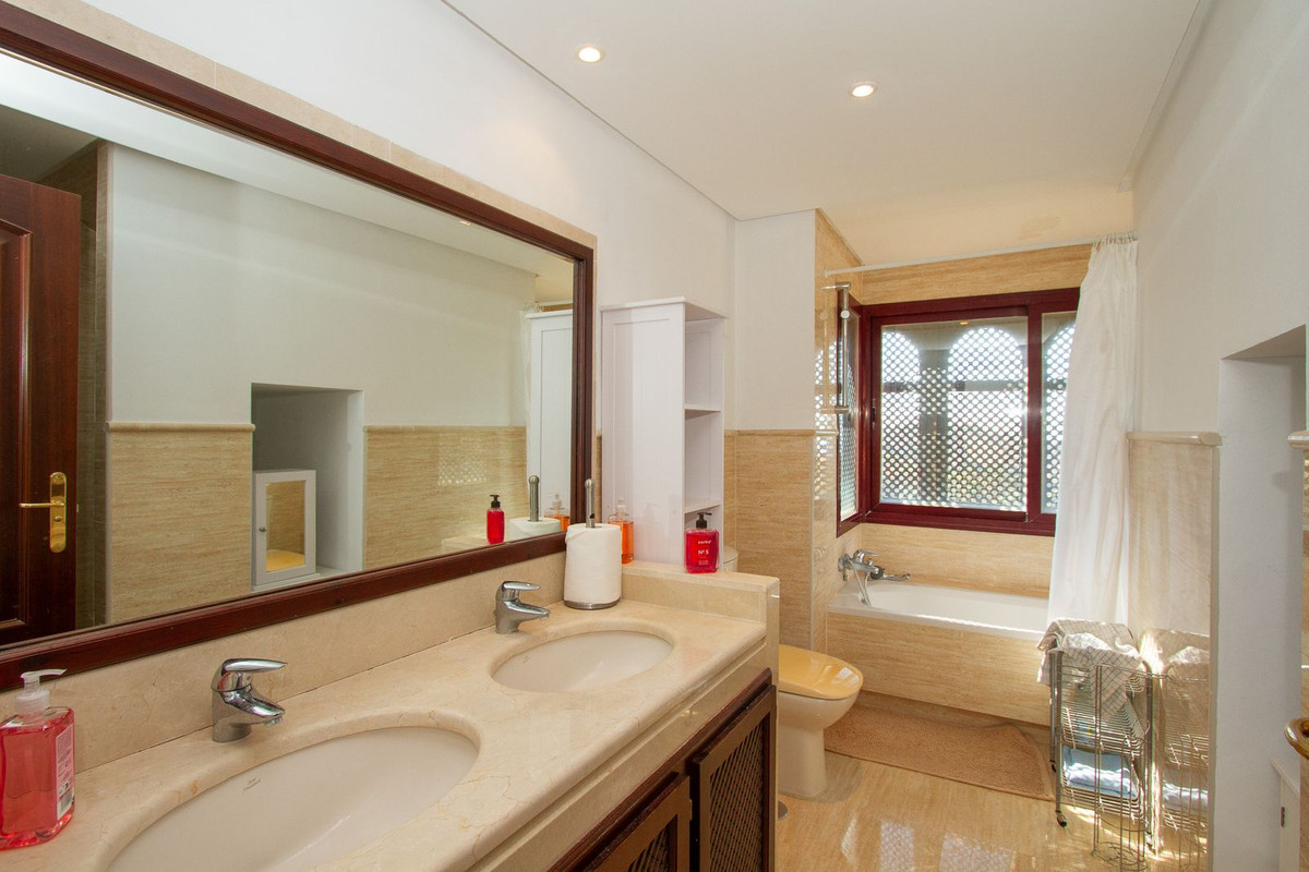 4 Bed Apartment for sale in La Mairena Costa Del Sol, Málaga, Spain