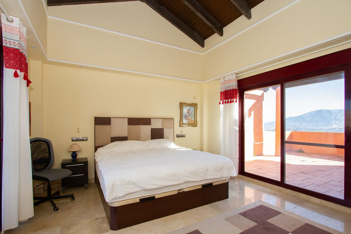 4 Bed Apartment for sale in La Mairena Costa Del Sol, Málaga, Spain