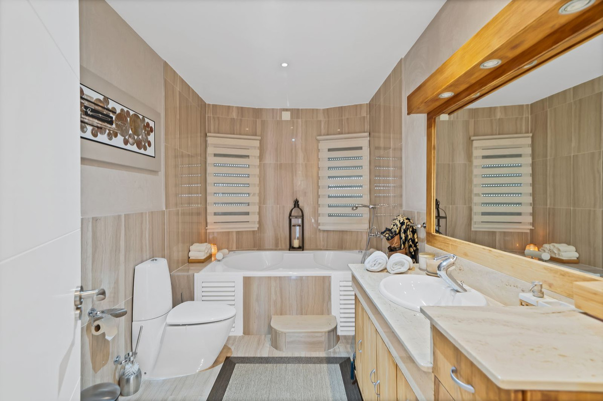Se vende Villa - Chalet de 3 dormitorios en Costa Del Sol, Málaga, España