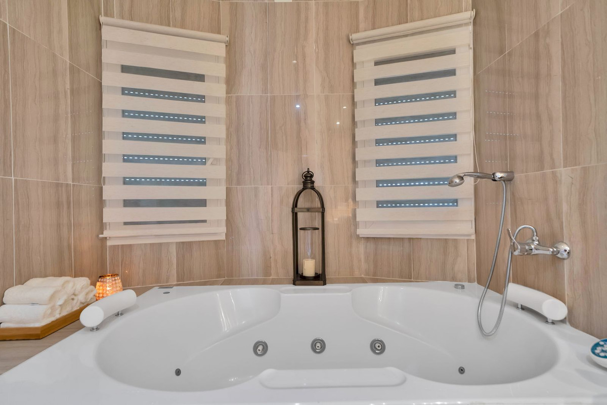 Se vende Villa - Chalet de 3 dormitorios en Costa Del Sol, Málaga, España
