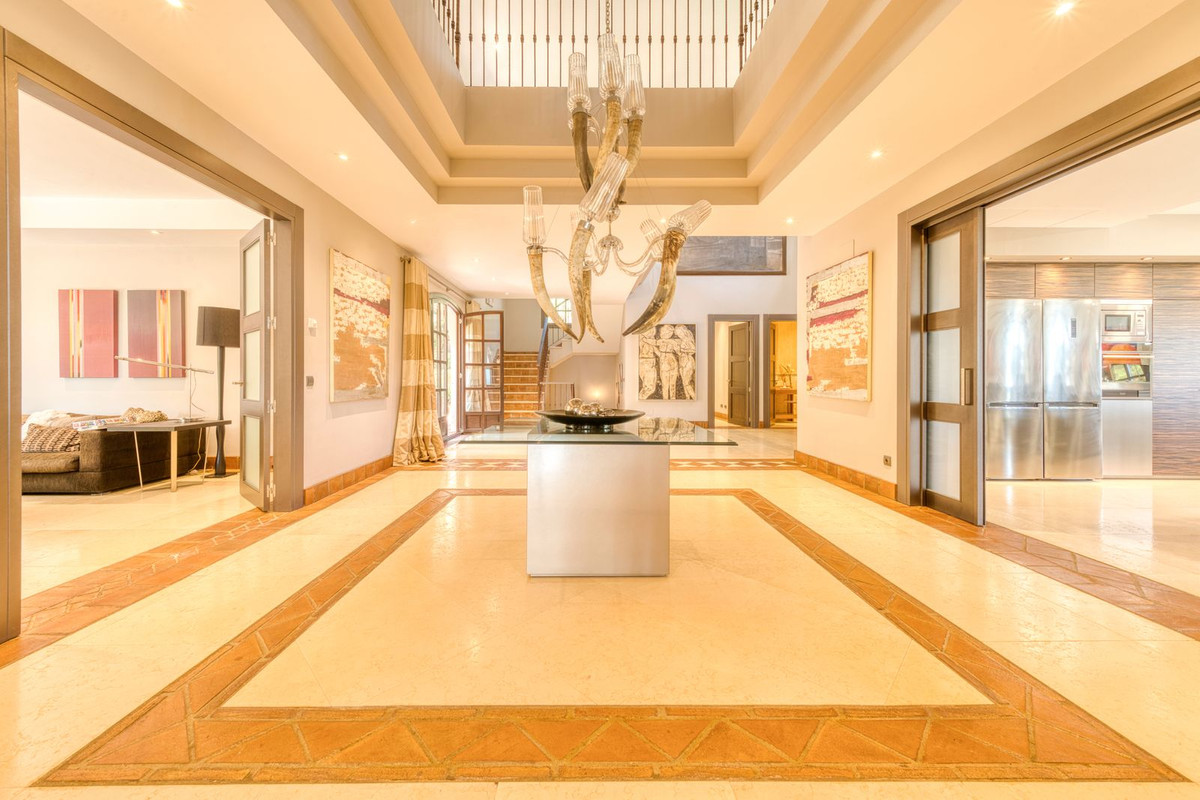 Se vende Villa - Chalet de 5 dormitorios en Costa Del Sol, Cadiz, España