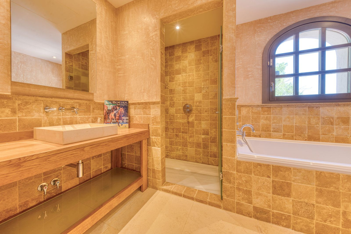 Se vende Villa - Chalet de 5 dormitorios en Costa Del Sol, Cadiz, España